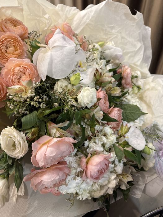 продается три букета цветов