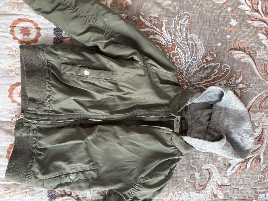 Продам детскую куртку 4000