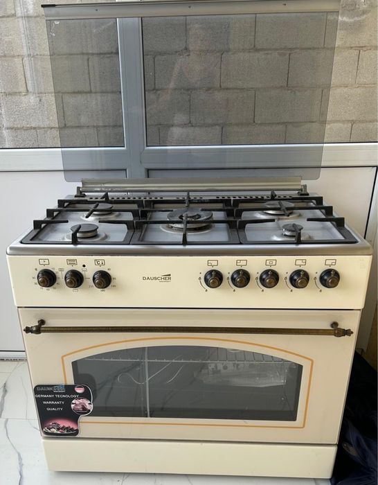 Стол с стульями ,газ плита