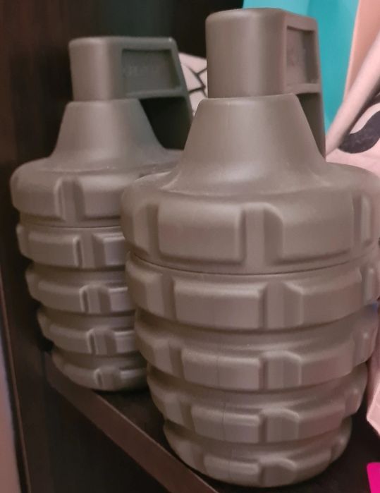 Recipient gol de plastic în formă de grenadǎ