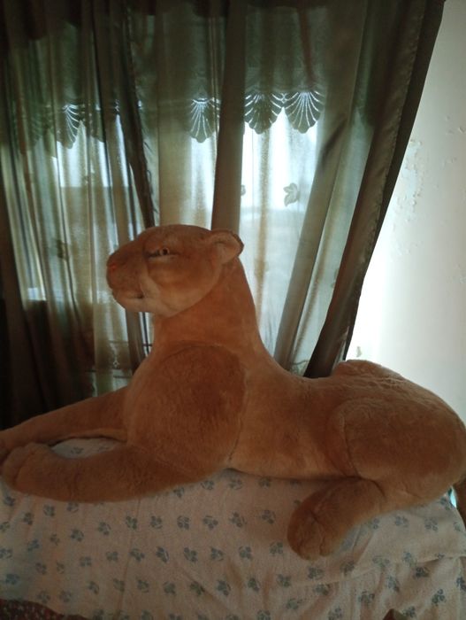 Продам мягкую огромную львицу