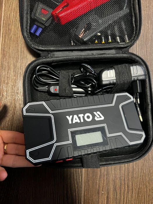 Robot de pornire/Power bank 12000 mAh cu lanterna si LCD, Yato YT 8302