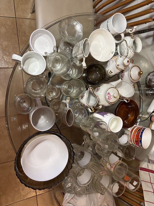 Отдам срочно посуду