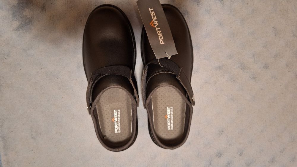 Нови работни обувки за кухня