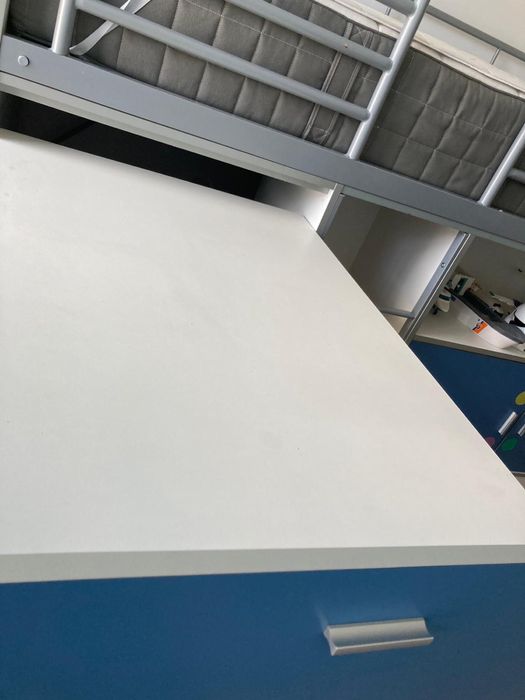 Pat etajat cu birou încorporat