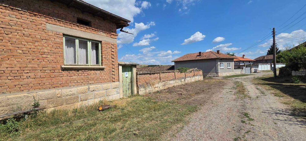 Къща с жилищна пристройка, равен двор и стопански постройки в с. Острица