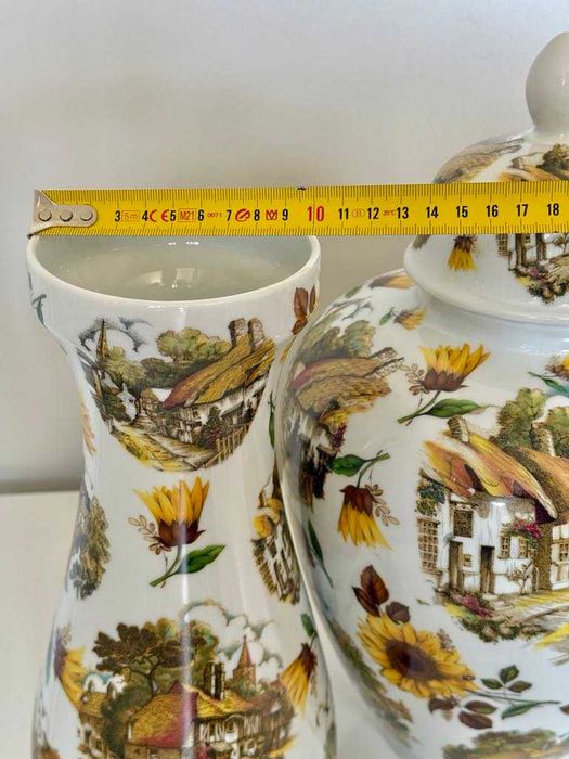 Винтидж сет от три големи порцеланови вази