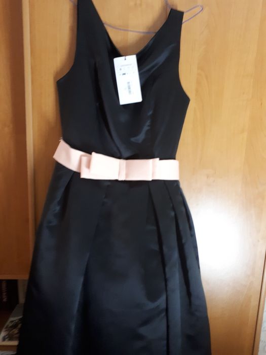 Платье бальное,очень пышное,подкладка из  плотного шелка и сетки.отдам