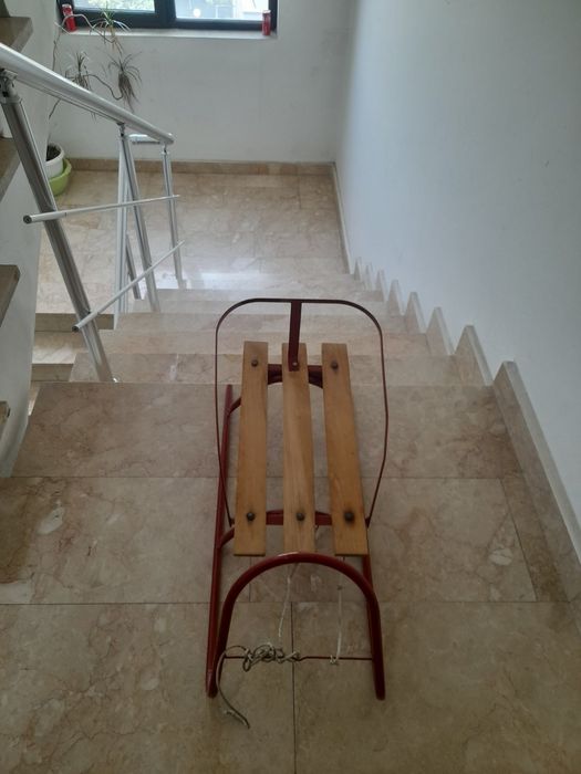 Детска шейна . Отлично състояние .