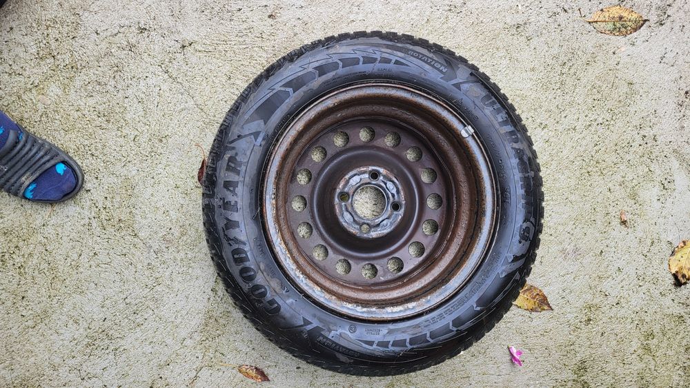 Vand doua roti cu genti sau fara genti .175/70R14 m+s