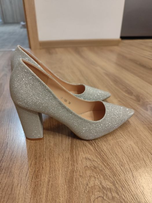 Дамски официални обувки сребристи с брокат