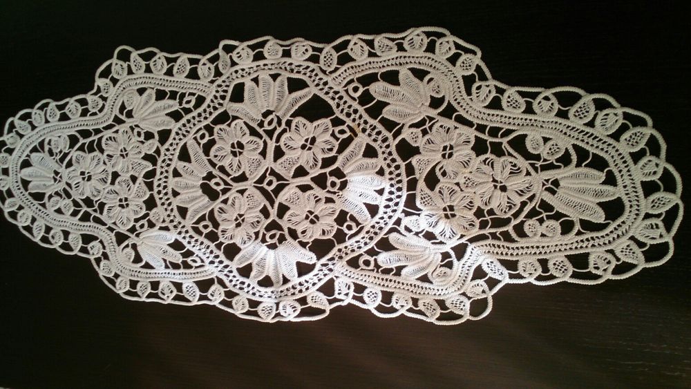 Mileuri,dantela,crosetate manual si farfuri de Horezu