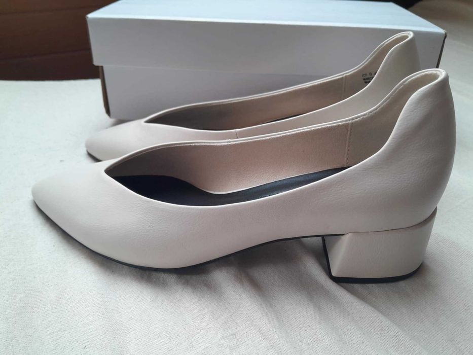 Бели обувки Marco Tozzi, немски, р-р 37, кожени, с малък ток, елегант