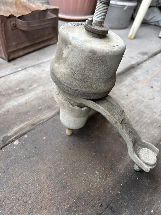 Подушка двигателя