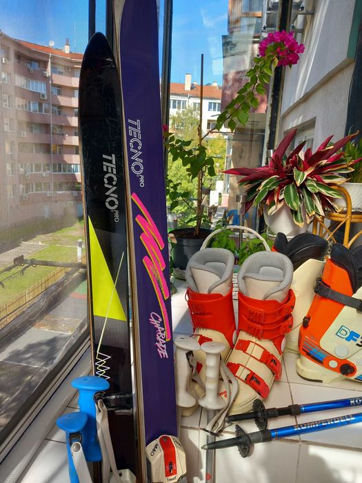 Ски, автомати, ски обувки, щеки и термо ръкавици.