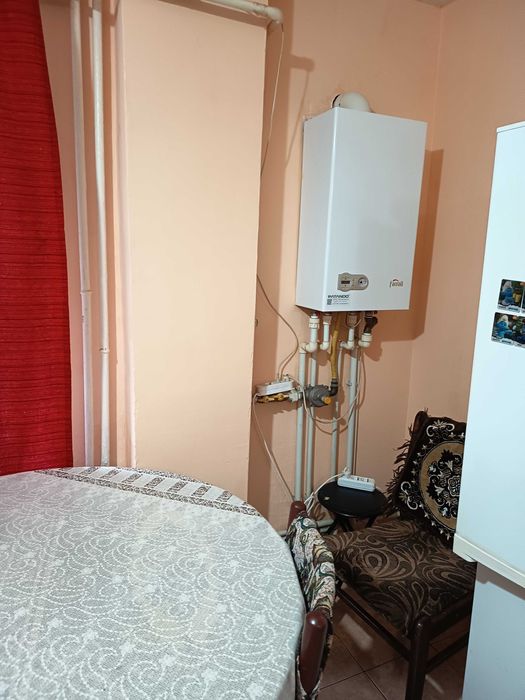 Garsoniera decomandata G.Enescu p/4 40 mp,1250 lei.