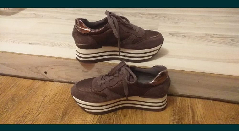 Adidași cu talpa înaltă