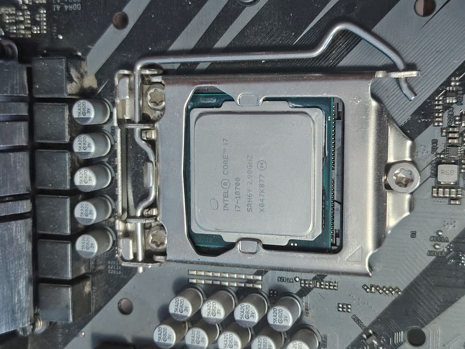 Vând procesor Intel core i7 10700 ușor neg