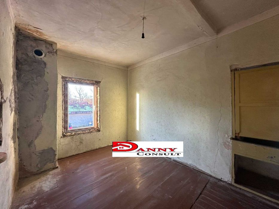 Стара къща с двор и кладенец в с. Горски Сеновец