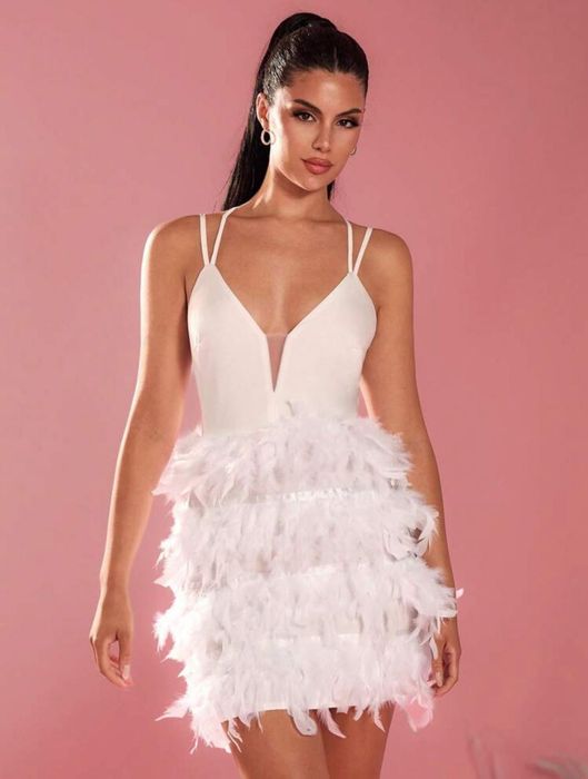 Бяла рокля елегантна с пера