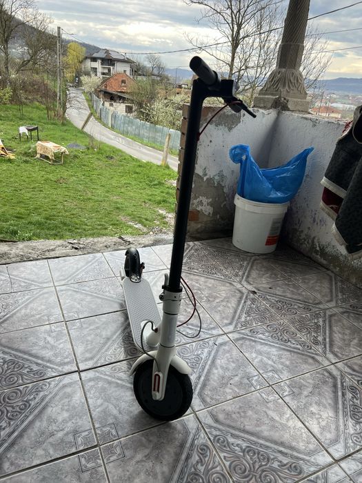 Trotinetă electrică prinde 30km are o autonomie de 24 25 de km