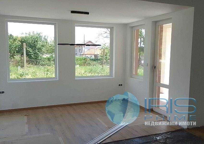 Къща с двор /НС/, с.Хан Крум