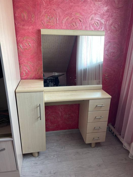 Туалетный столик с зеркалом