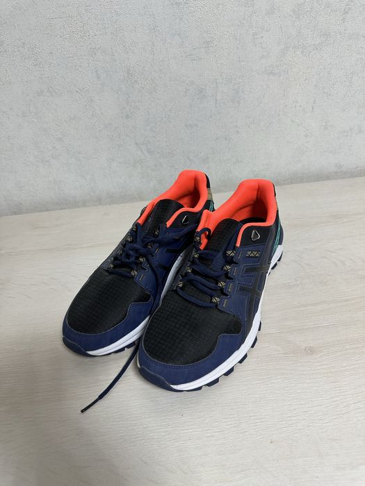 новые кросовки Asics 45 размер