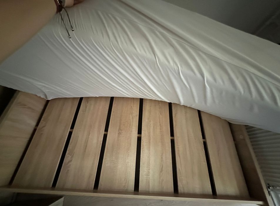 Pat de o persoană 90 x 200cm  cu saltea din spumă cu memorie