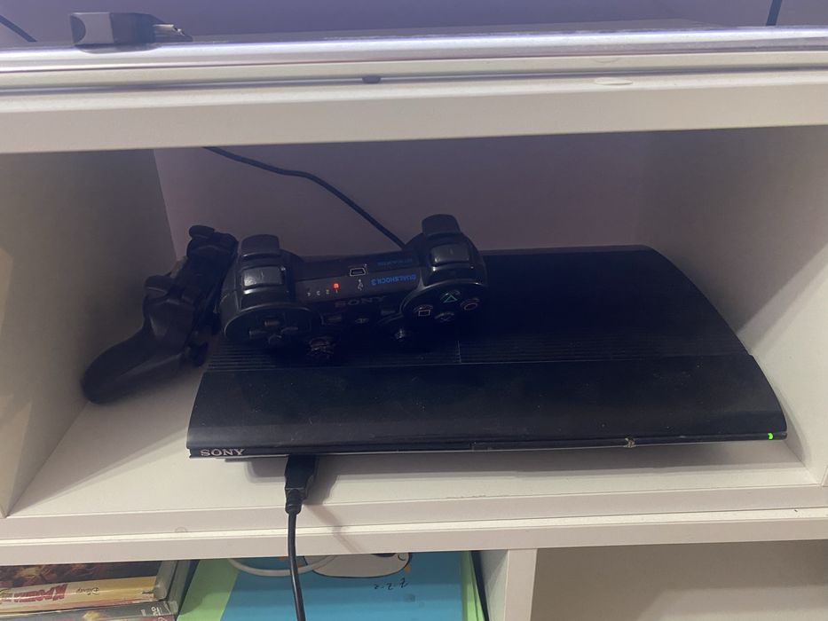 PS3, 2 контроллера классических и еще 2 PS Move