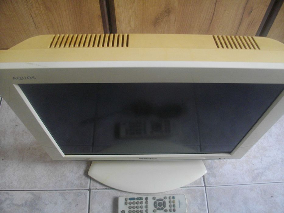Японски LCD Телевизор SHARP-20 Инча-За Части/За Ремонт-С Дистанционно