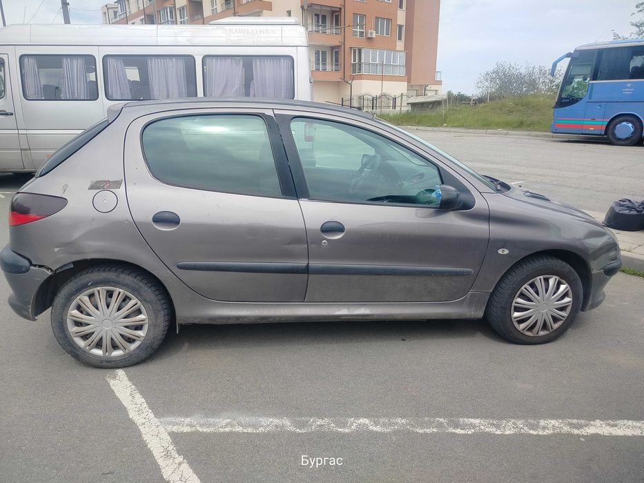 Продавам Пежо 206