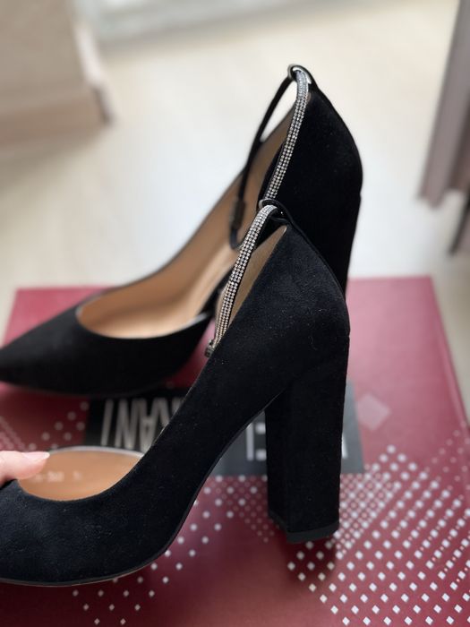 Замшевые туфли продам