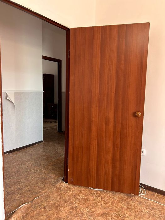 Б/у двери,  ленолиум. Кафель