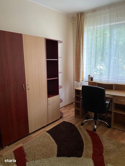 Apartament cu 3 camere semidecomandate, Centru
