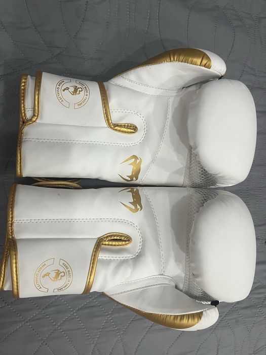 Продам боксерские перчатки venum