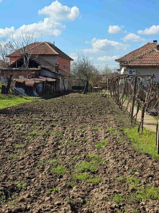 Продава се имот в с. Староселци, обл. Плевен 1 декар двор, две къщи, лятна кухня и селскостопански постройки