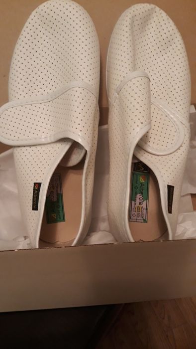 продаются сапожки туфли кеды