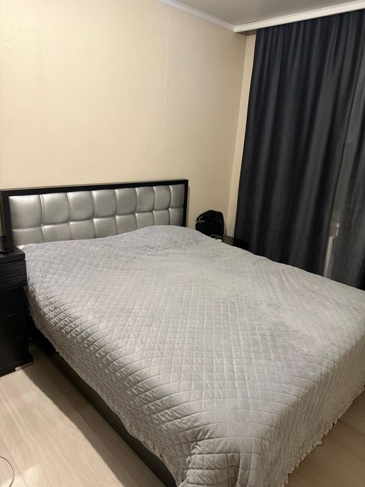 Продавм спальный гарнитур