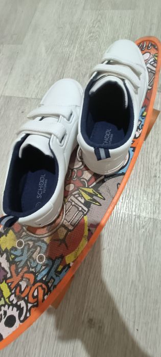 Продам детскую обувь кроссовки 8500