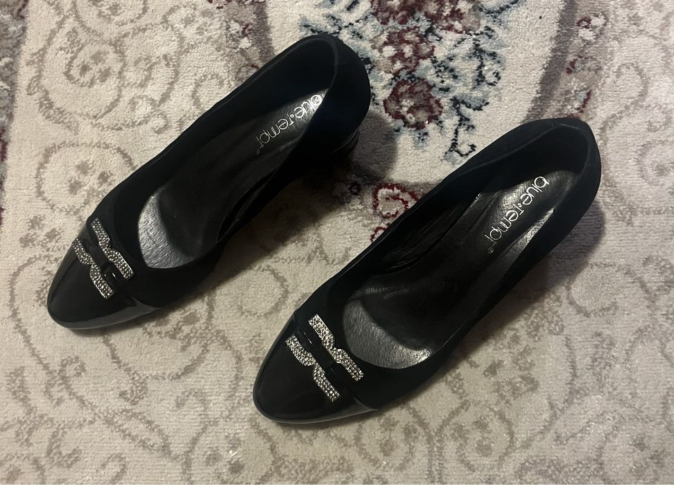 Продавам черни велурени обувки