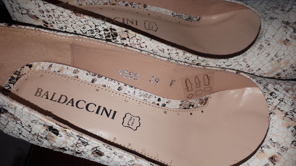 Pantofi damă Baldaccini, mărimea 39, piele bej cu textură croco