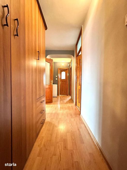 Apartament spatios 4 camere + parcare, pretabil ptr ERASMUS