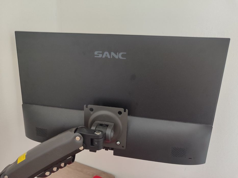 Монитор sanc 100гц с кронштейном