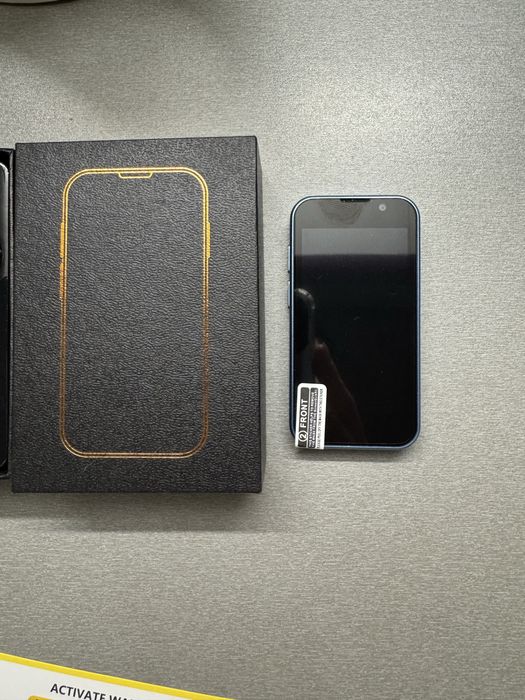 Мини смартфон със android софтуер и дизайн на apple