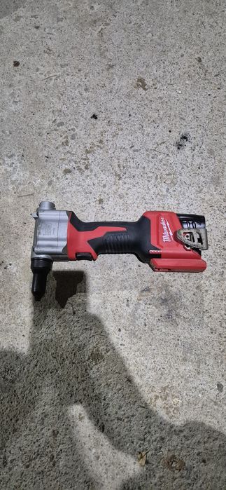 Pistol pop nituri Milwaukee M12 BPRT