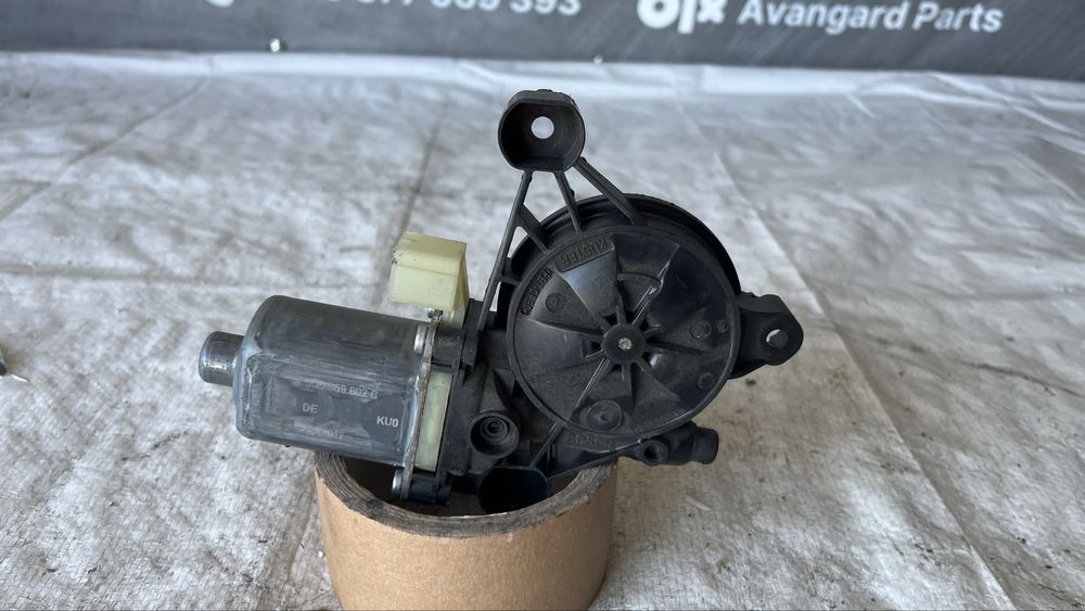 Предно дясно моторче за стъкло Skoda Octavia 4