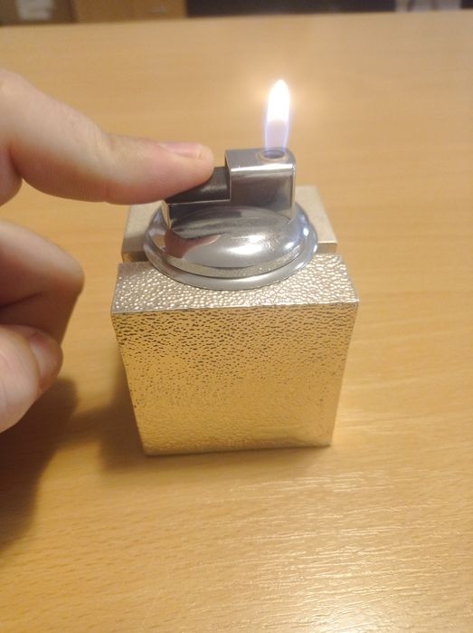 Bricheta gaz cu suport argintat Ronson ca noua