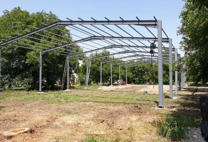 Vand hală metalică 11 m lățime cu 25 lungime tot cu montaj de pe stoc