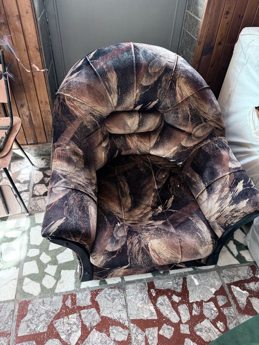 Запазени столове от холова гарнетура и малка секция